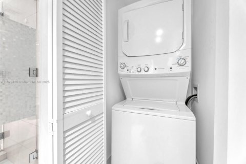 Condo in Miami, Florida, 1 bedroom  № 1961223 - photo 11