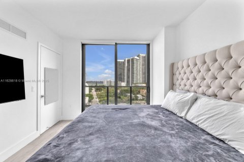 Condo in Miami, Florida, 1 bedroom  № 1961223 - photo 2