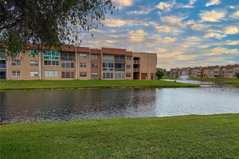 Copropriété à vendre à Sunrise, Floride: 2 chambres, 78.97 m2 № 2084431 - photo 3