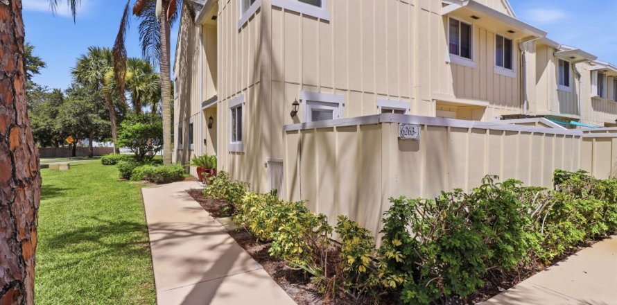 Townhouse in Jupiter, Florida 2 bedrooms, 120.96 sq.m. № 2246083