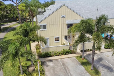 Townhouse in Jupiter, Florida 2 bedrooms, 120.96 sq.m. № 2246083 - photo 2