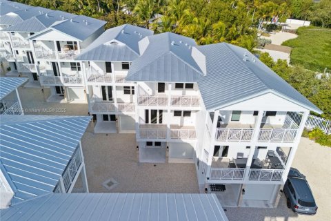 Townhouse in Islamorada, Village of Islands, Florida 3 bedrooms, 156.08 sq.m. № 1714478 - photo 2