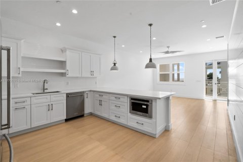 Townhouse in Islamorada, Village of Islands, Florida 3 bedrooms, 156.08 sq.m. № 1714478 - photo 8