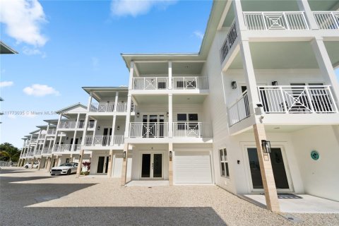 Townhouse in Islamorada, Village of Islands, Florida 3 bedrooms, 156.08 sq.m. № 1714478 - photo 1