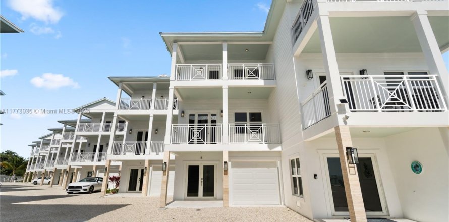 Townhouse in Islamorada, Village of Islands, Florida 3 bedrooms, 156.08 sq.m. № 1714478