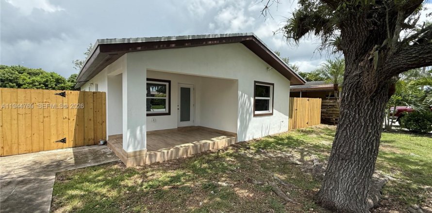 House in Homestead, Florida 3 bedrooms, 74.69 sq.m. № 2001475