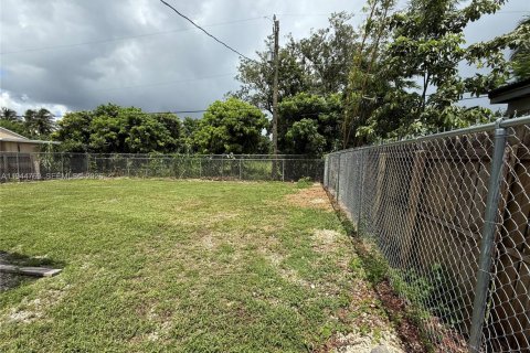 House in Homestead, Florida 3 bedrooms, 74.69 sq.m. № 2001475 - photo 24