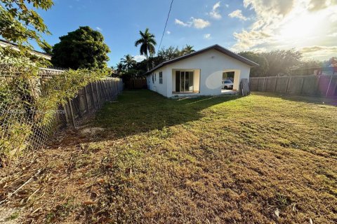 House in Homestead, Florida 3 bedrooms, 74.69 sq.m. № 2001475 - photo 23