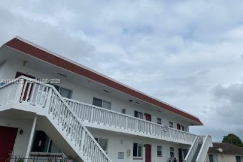 Квартира в Пемброк-Пайнс, Флорида 1 спальня, 395.48м2 № 2001472