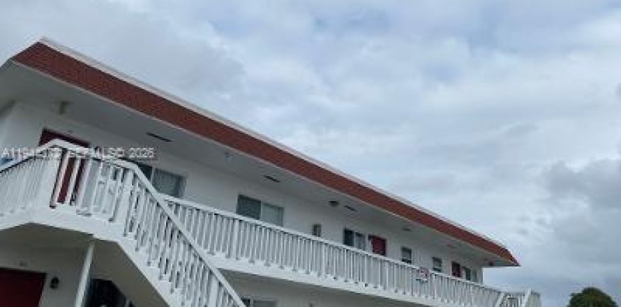 Квартира в Пемброк-Пайнс, Флорида 1 спальня, 395.48м2 № 2001472