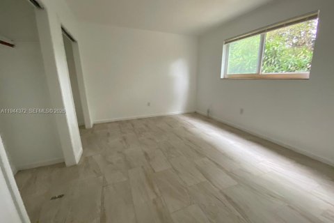 Снять в аренду квартиру в Пемброк-Пайнс, Флорида 1 спальня, 395.48м2, № 2001472 - фото 7