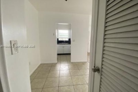 Снять в аренду квартиру в Пемброк-Пайнс, Флорида 1 спальня, 395.48м2, № 2001472 - фото 4