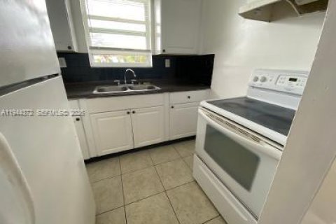 Снять в аренду квартиру в Пемброк-Пайнс, Флорида 1 спальня, 395.48м2, № 2001472 - фото 5