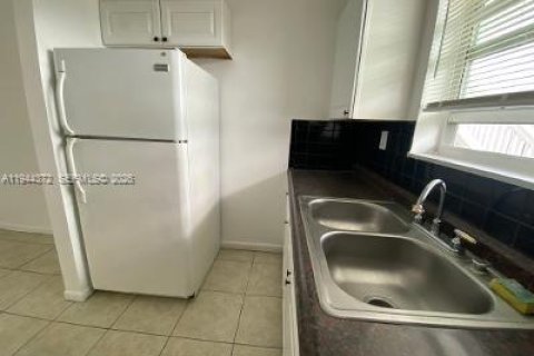 Снять в аренду квартиру в Пемброк-Пайнс, Флорида 1 спальня, 395.48м2, № 2001472 - фото 6