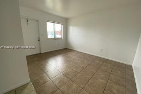 Снять в аренду квартиру в Пемброк-Пайнс, Флорида 1 спальня, 395.48м2, № 2001472 - фото 3