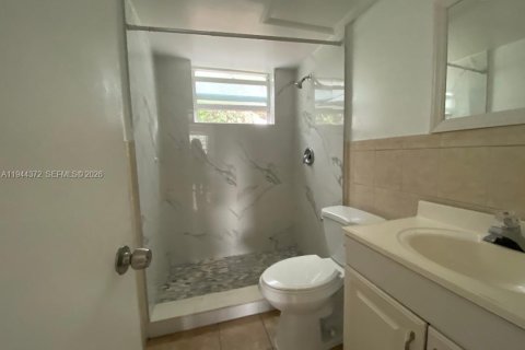 Снять в аренду квартиру в Пемброк-Пайнс, Флорида 1 спальня, 395.48м2, № 2001472 - фото 9