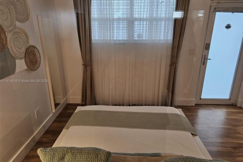 Condo in Miami Beach, Florida  № 2015929 - photo 10