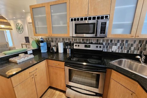 Condo in Miami Beach, Florida  № 2015929 - photo 21