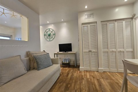 Condo in Miami Beach, Florida  № 2015929 - photo 15