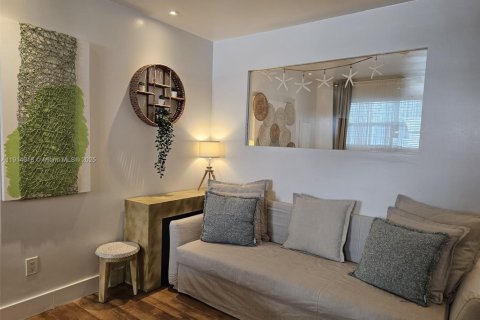 Condo in Miami Beach, Florida  № 2015929 - photo 17