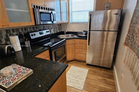 Condo in Miami Beach, Florida  № 2015929 - photo 25