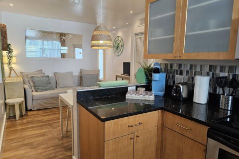 Condo in Miami Beach, Florida  № 2015929 - photo 23