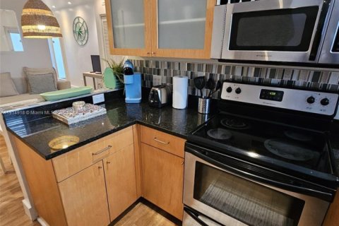 Condo in Miami Beach, Florida  № 2015929 - photo 26