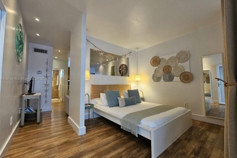 Condo in Miami Beach, Florida  № 2015929 - photo 2