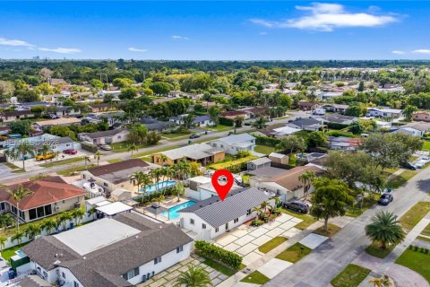 Casa en alquiler en Miami, Florida, 4 dormitorios, 153.57 m2 № 2010570 - foto 3