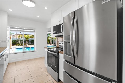 Casa en alquiler en Miami, Florida, 4 dormitorios, 153.57 m2 № 2010570 - foto 14