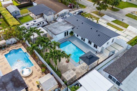 Casa en Miami, Florida 4 dormitorios, 153.57 m2 № 2010570