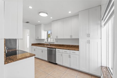 Casa en alquiler en Miami, Florida, 4 dormitorios, 153.57 m2 № 2010570 - foto 15