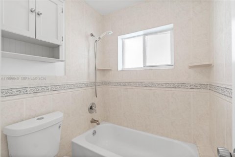 Casa en alquiler en Miami, Florida, 4 dormitorios, 153.57 m2 № 2010570 - foto 25