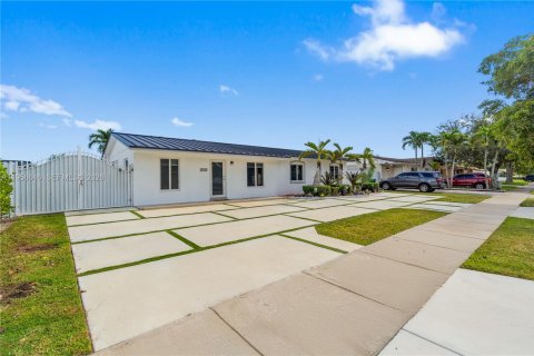 Casa en alquiler en Miami, Florida, 4 dormitorios, 153.57 m2 № 2010570 - foto 6