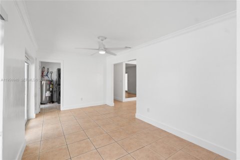 Casa en alquiler en Miami, Florida, 4 dormitorios, 153.57 m2 № 2010570 - foto 16