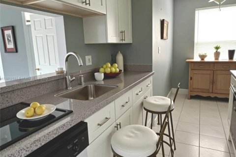 Снять в аренду кондоминиум в Помпано-Бич, Флорида 2 спальни, 84.63м2, № 1937043 - фото 3