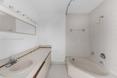 Купить таунхаус в Майами, Флорида 3 спальни, 178.37м2, № 1970274 - фото 21