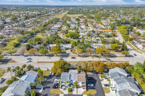 Купить таунхаус в Майами, Флорида 3 спальни, 178.37м2, № 1970274 - фото 26