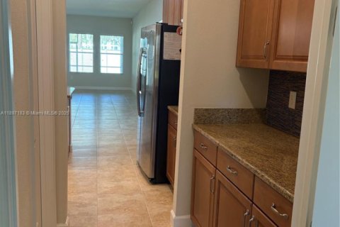 Casa en venta en Kissimmee, Florida, 5 dormitorios № 1952581 - foto 14