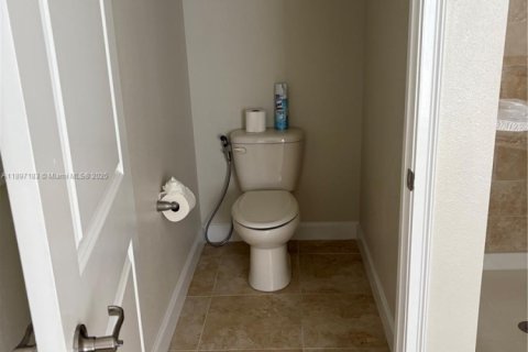 Casa en venta en Kissimmee, Florida, 5 dormitorios № 1952581 - foto 24