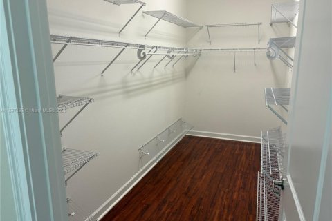 Casa en venta en Kissimmee, Florida, 5 dormitorios № 1952581 - foto 27