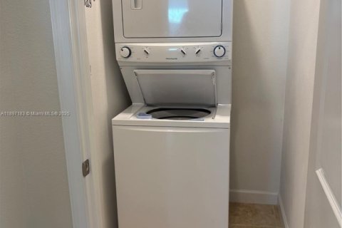 Casa en venta en Kissimmee, Florida, 5 dormitorios № 1952581 - foto 16