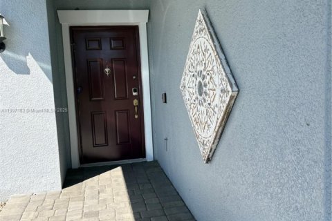 Casa en venta en Kissimmee, Florida, 5 dormitorios № 1952581 - foto 3