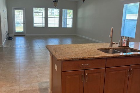 Casa en venta en Kissimmee, Florida, 5 dormitorios № 1952581 - foto 7