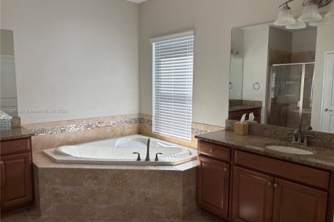 Casa en venta en Kissimmee, Florida, 5 dormitorios № 1952581 - foto 22