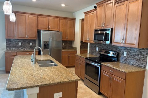 Casa en venta en Kissimmee, Florida, 5 dormitorios № 1952581 - foto 8