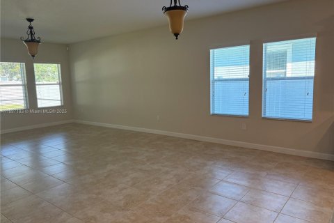 Casa en venta en Kissimmee, Florida, 5 dormitorios № 1952581 - foto 9