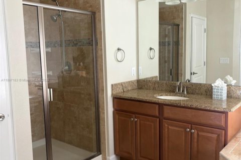 Casa en venta en Kissimmee, Florida, 5 dormitorios № 1952581 - foto 23