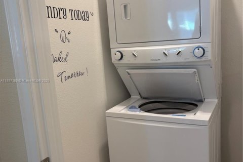 Casa en venta en Kissimmee, Florida, 5 dormitorios № 1952581 - foto 17