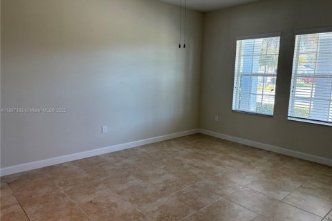 Casa en venta en Kissimmee, Florida, 5 dormitorios № 1952581 - foto 12